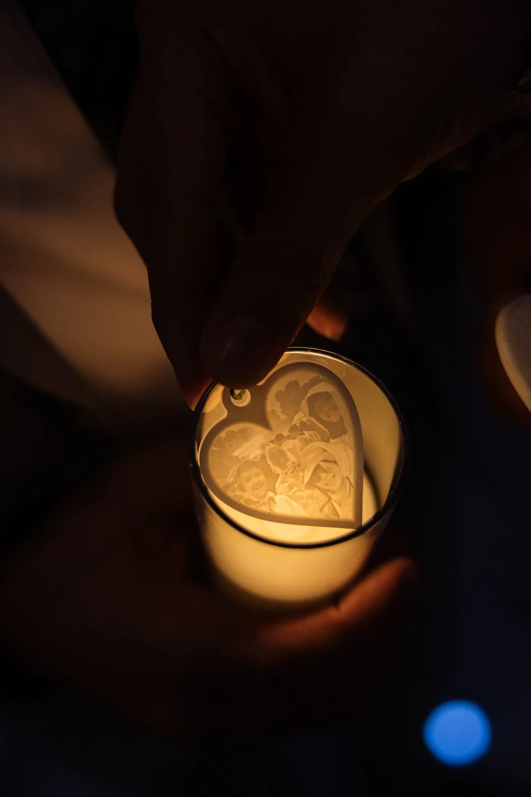 Party photo lithophane keyring lit up - custom 3D printed keychain showing light-reactive image effect